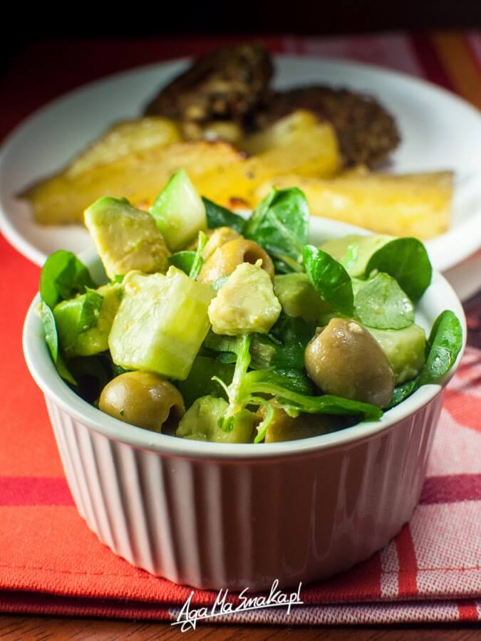 roślinne burgery z gryki z makiem i zdrową sałatką z roszponki