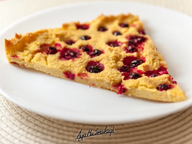 jaglana-kukurydziana-tarta-z-czerwonymi-porzeczkami-2