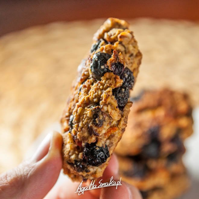 Ciastka-owsiano-migdalowe-z-aronią-z-aronia-bez-cukru-zdrowe-8