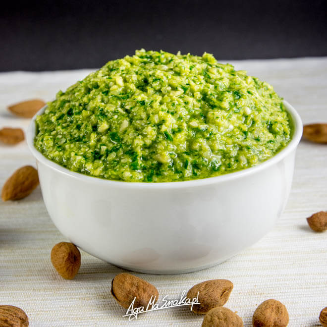 migdalowe-pesto-z-pietruszka-zdrowe-1