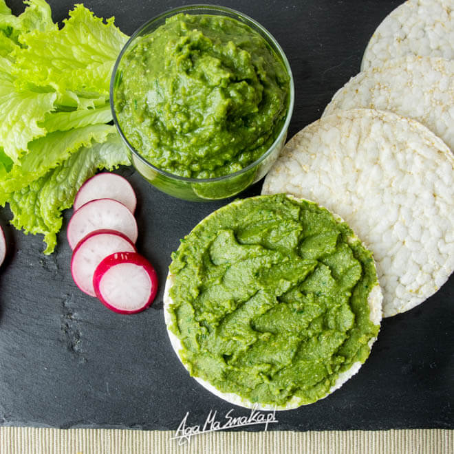 pasta kanapkowa z soczewicy z chlorellą i kaparami