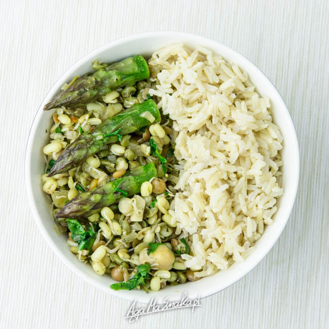 danie fot z ryżem kiełkami i warzywami