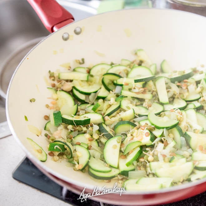 spaghetti-z-cukinia-kaparami-przepis-na-szybki-prosty-obiad-1