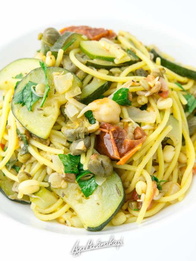 spaghetti-z-cukinia-kaparami-przepis-na-szybki-prosty-obiad-10