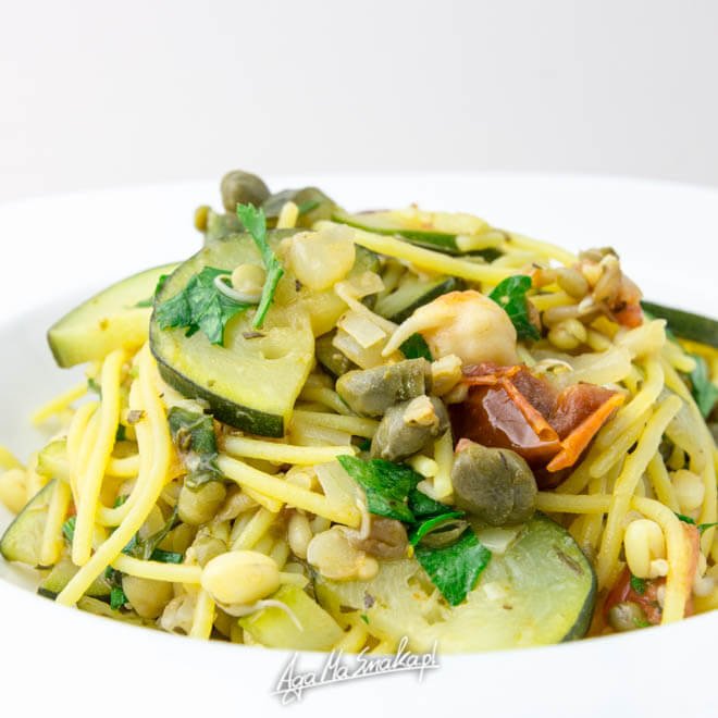 spaghetti-z-cukinia-kaparami-przepis-na-szybki-prosty-obiad-3