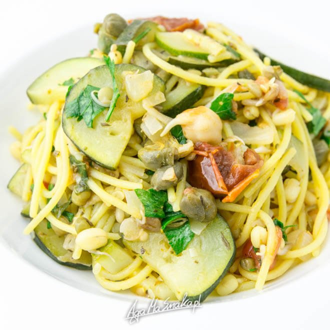 spaghetti-z-cukinia-kaparami-przepis-na-szybki-prosty-obiad-4