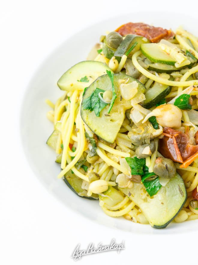 spaghetti-z-cukinia-kaparami-przepis-na-szybki-prosty-obiad-6