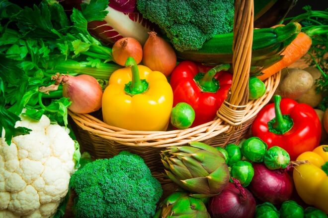 Jak zrobić detoks? warzywa i owoce zdrowa dieta
