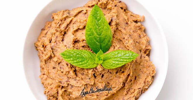 zdrowa pasta do kanapek z czerwonej fasoli z dodatkiem mięty