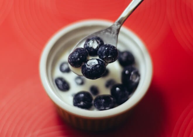 jak-przejsc-na-weganizm-jogurt-borowki