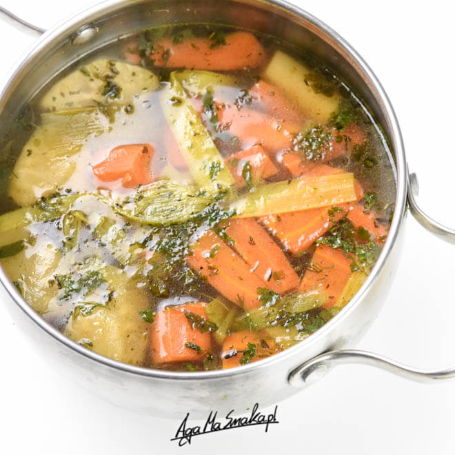 zdrowy rosół wegański warzywny wywar duży garnek zupy