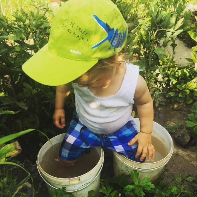 Jak zostać działkowcem i po co nam feminizm? rozmowa z Anną Kowalczyk dziecko bawi się na działce