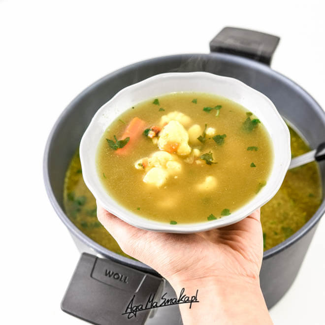 zdrowa zupa kalafiorowa rozgrzewająca wegańska