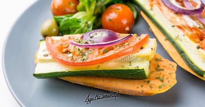 szybkie i zdrowe danie warzywne z batatem cukinią pomidorem i cebulą