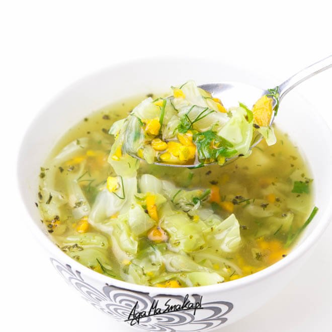 10 pomysłów na lekkie i zdrowe zupy warzywne wegańska zupa z młodej kapusty