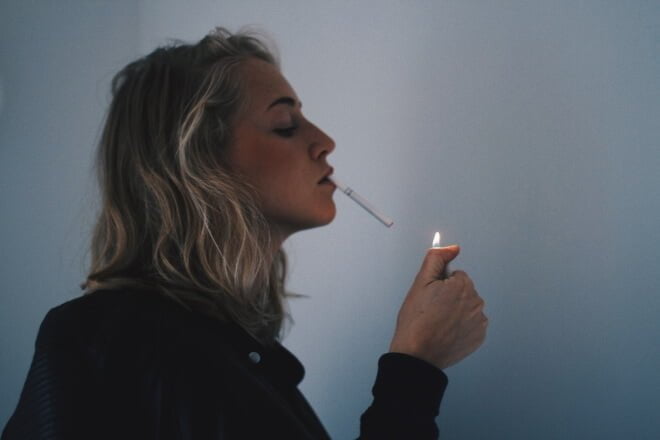 niezdrowe nawyki kobieta z papierosem motywacja