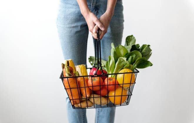 kosz warzyw i owoców kobieta zdrowa dieta