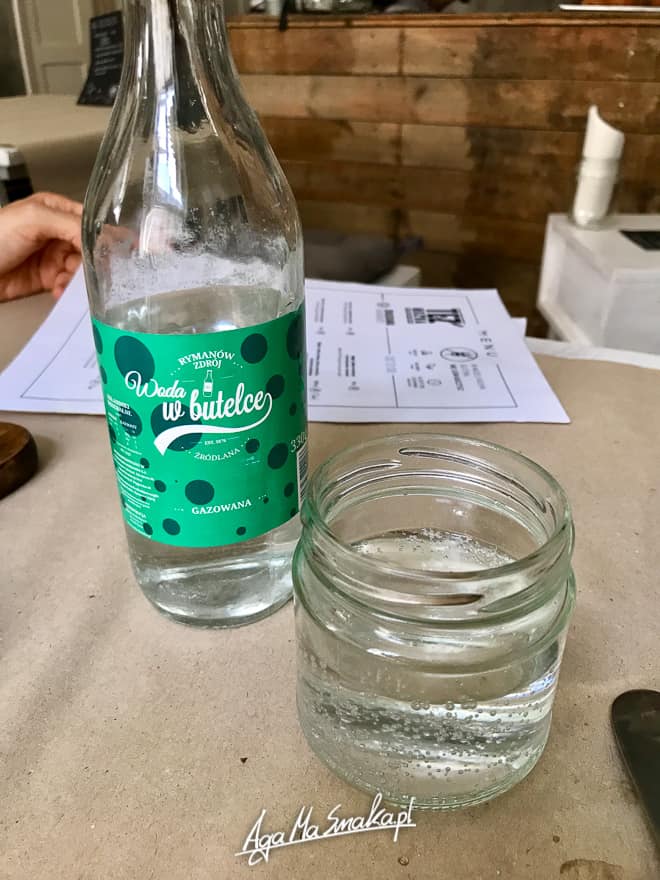 woda mineralna w szklanej butelce w restauracji bezglutenowej też można poznań