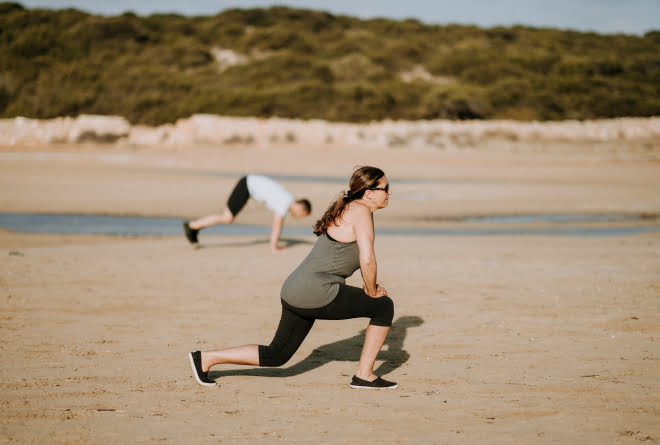 ćwiczenia siła aktywności kobieta mężczyzna plaża