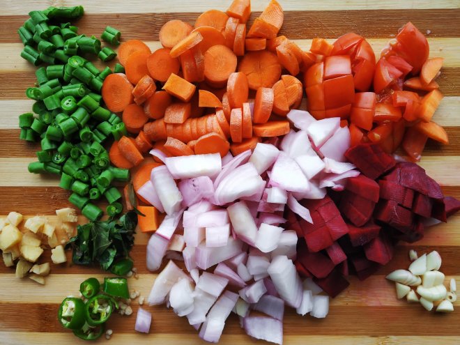Jak jeść więcej warzyw warzywa krojone na desce