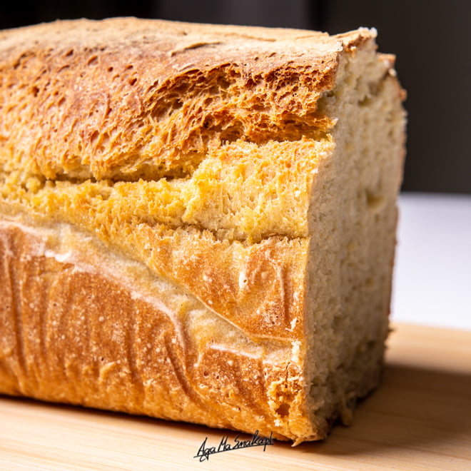 Jasny bezglutenowy chleb