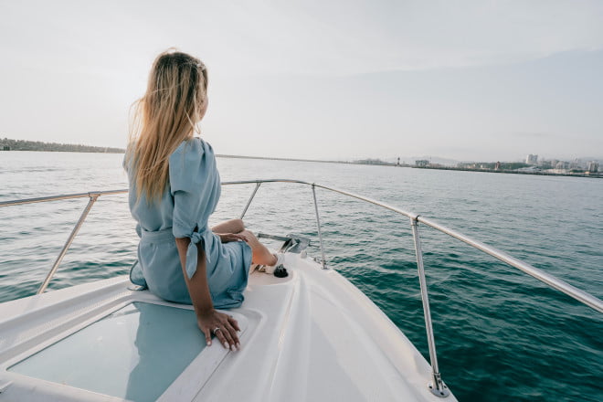 kobieta na łódce social media
