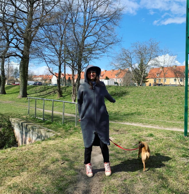 Aga Kopczyńska dietetyczka pies spacer w parku
