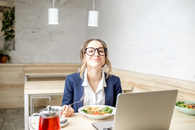 kobieta lunch w pracy regularne posiłki
